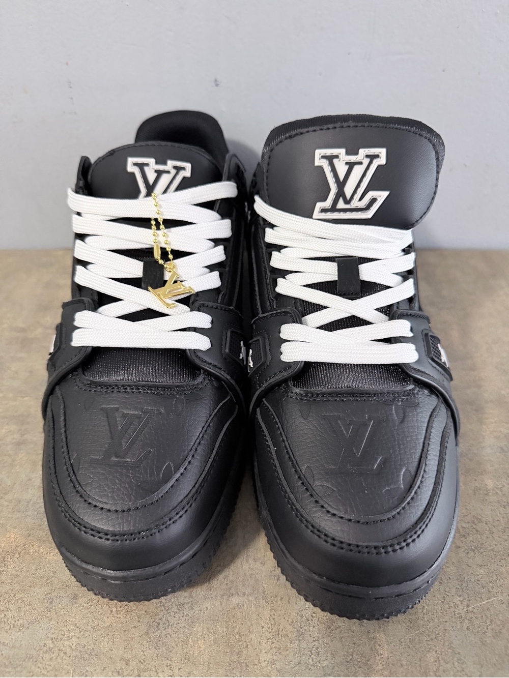 Louis Vuitton Black Men’s Low-Top Sneakers with White Laces - Picture 4 of 7
